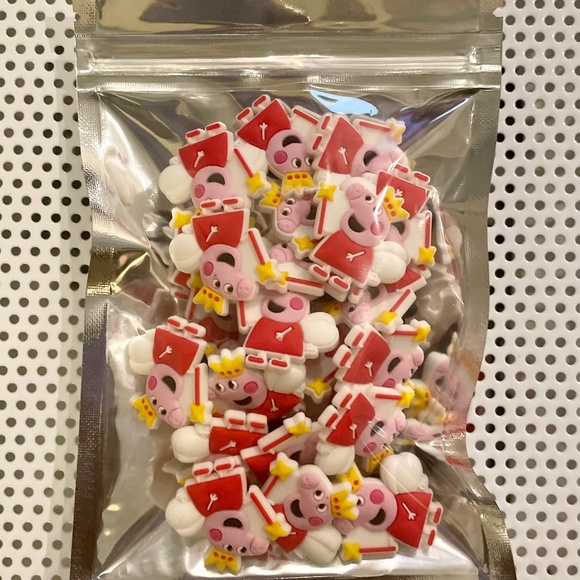 Lot of 25 Peppa Pig Shoe Charms + FREE Gift w/ALL orders (HYB018-07) - Picture 1 of 1